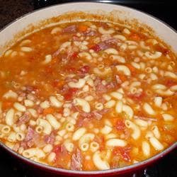 Sopa italiana de feijão branco com macarrão