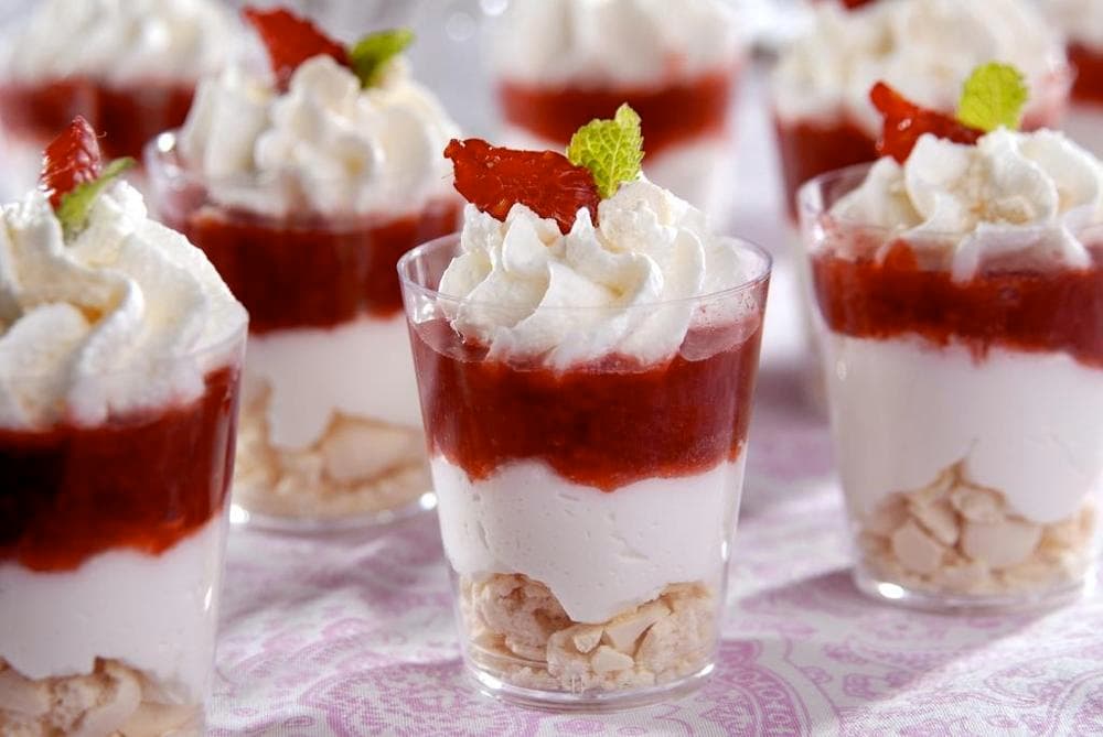 Verrine de Creme, Morango e Suspiros