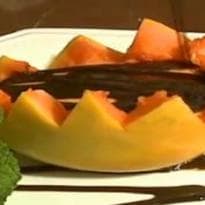 Creme de papaia com calda de chocolate