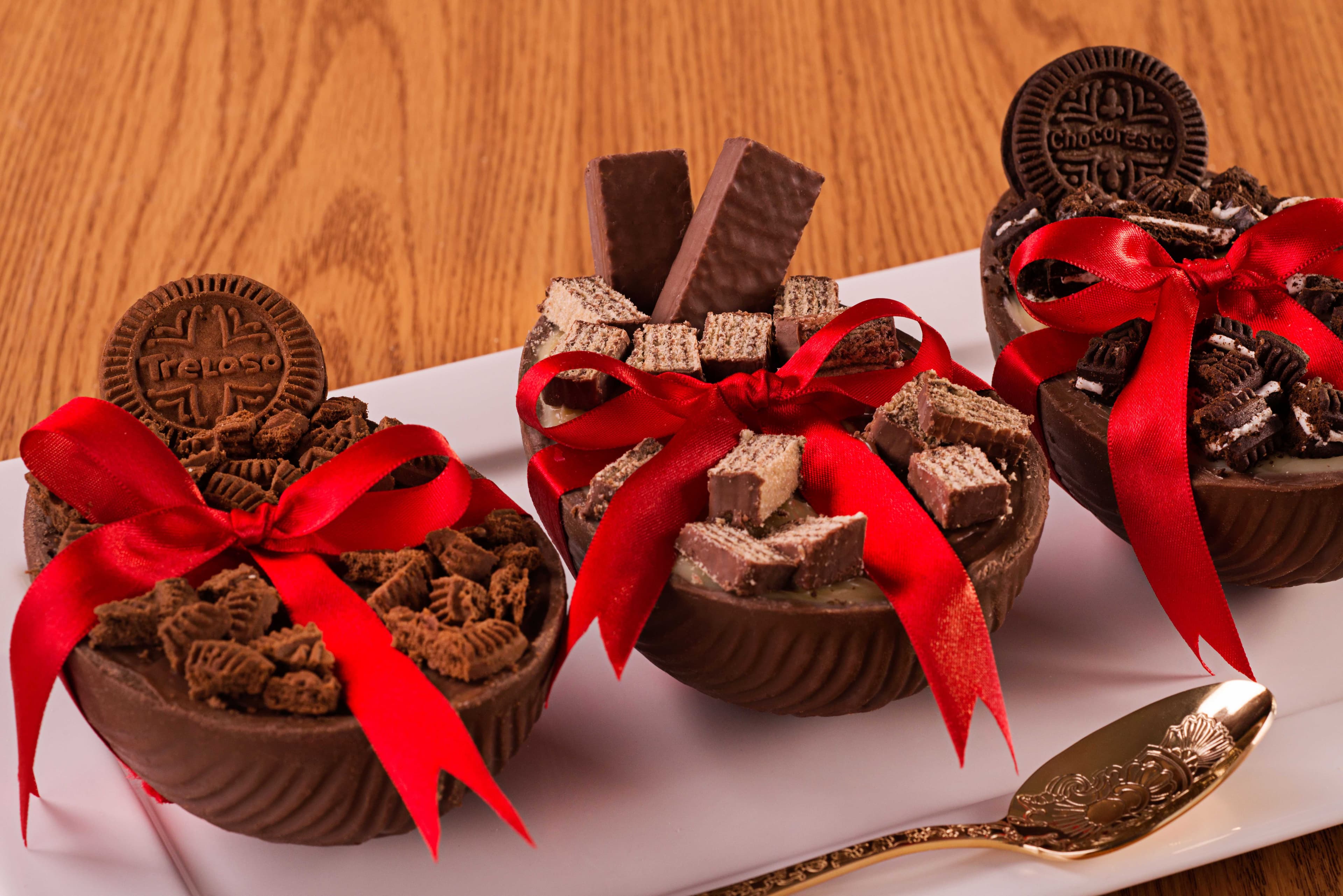 Ovo de Páscoa Recheado com Biscoitos