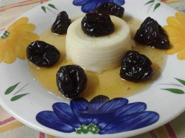 Manjar Branco com Calda de Ameixas