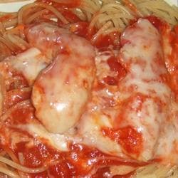 Frango com mussarela e molho de tomate