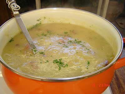 Sopa de mandioca com paio e calabresa
