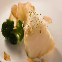 Bacalhau com brócolis, alho e batata frita