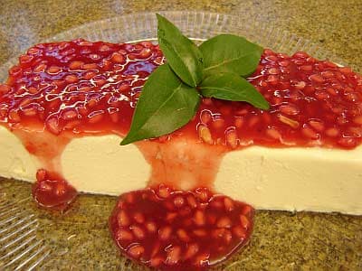 Terrine de queijos com molho de romãs