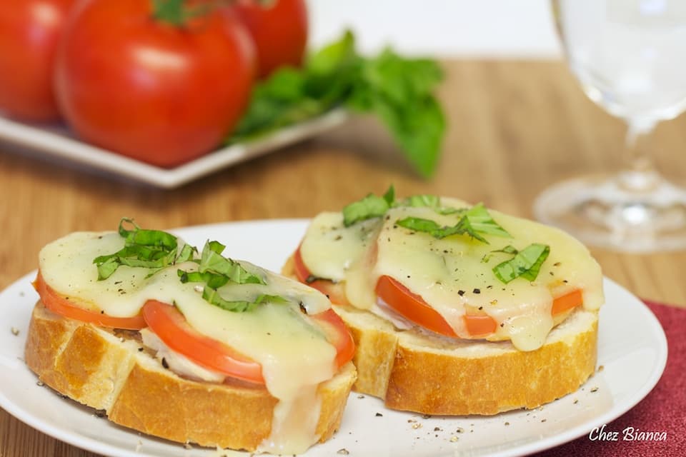 Sanduíche caprese com frango