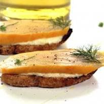 Bruschetta com hadoque defumado e aspargo