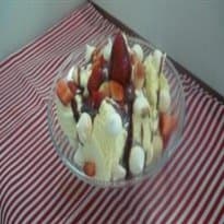 Taça de sorvete com suspiro e morango