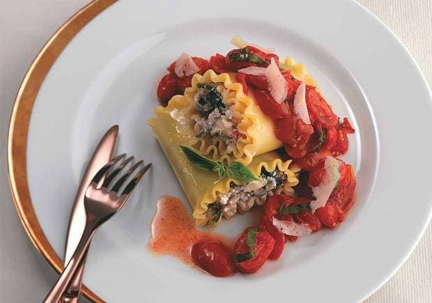 Rolinhos de lasanha com ricota e espinafre