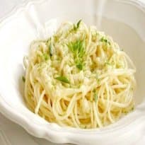 Espaguete ao limão, parmesão e manjericão