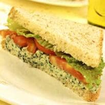 Sanduíche de frango com espinafre