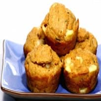 Muffins de queijo tomate e manjericão