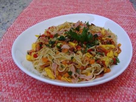 Macarrão instantâneo com o espaguete