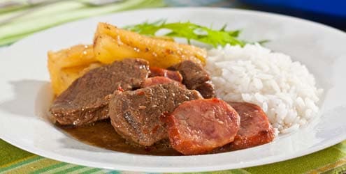 Carne de panela com mandioca e linguiça