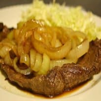 Bife acebolado