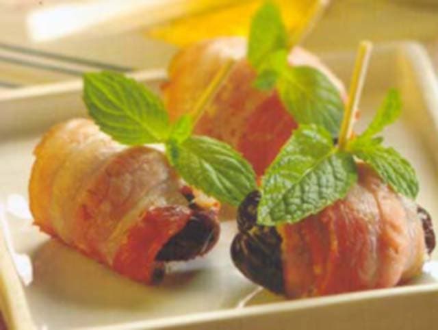 Rolinhos de ameixas e bacon