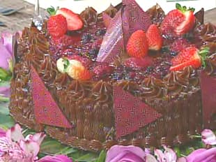 Bolo de chocolate com frutas vermelhas