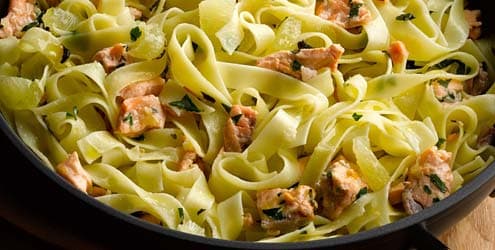 Fettuccine com salmão e vodka