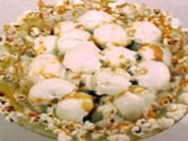 Pipoca com sorvete e calda de caramelo