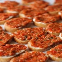 Torrada com pasta de pimentão