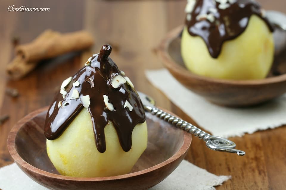Pera pochê com molho de chocolate