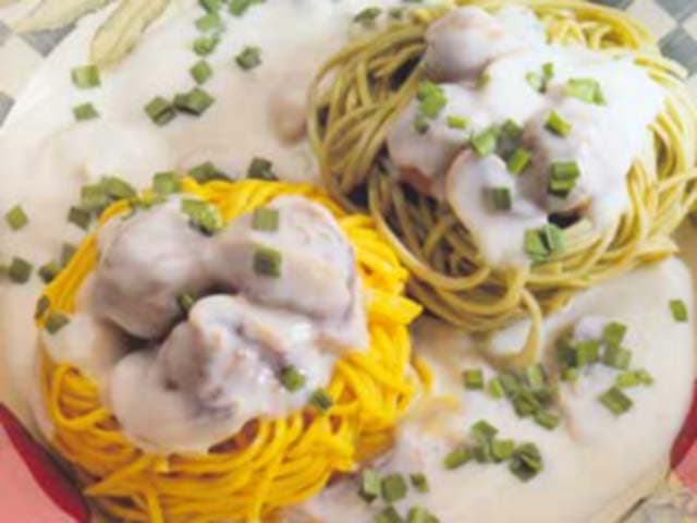 Almôndegas em Ninhos de Macarrão