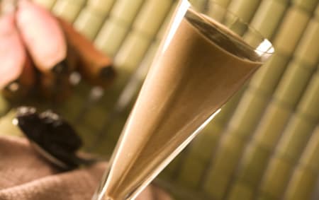 Leite batido com banana e frutas secas