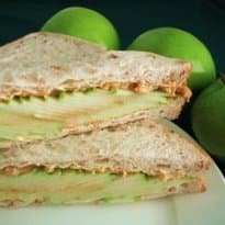 Sanduíche de manteiga de amendoim e maçã