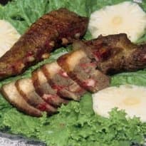 Acém com bacon fatiado