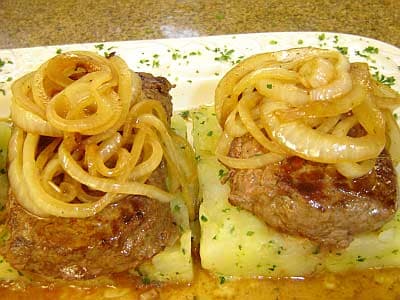 Filé acebolado com delícias de batatas