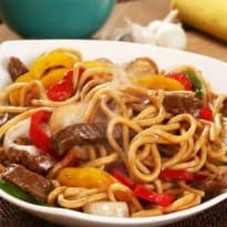 Macarrão ao molho de carnes com pimentão