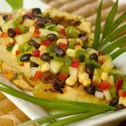 Salada tropical de feijão preto com abacaxi