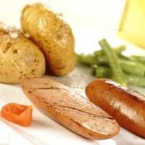 Batatas ao murro com salsichão grelhado