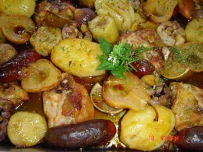 Frango assado com linguiça e legumes
