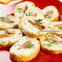 Canapê com pasta de salsinha