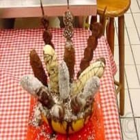 Banana gelada com chocolate e coco