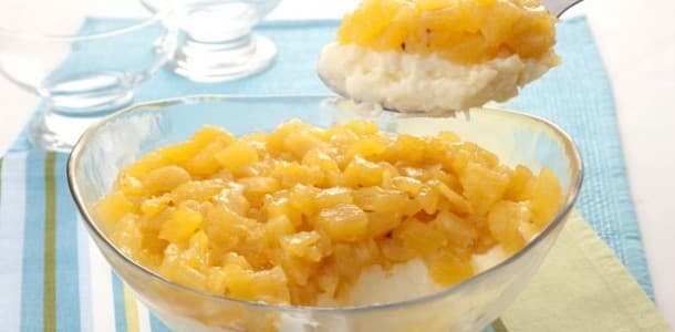 Doce cremoso de coco com abacaxi