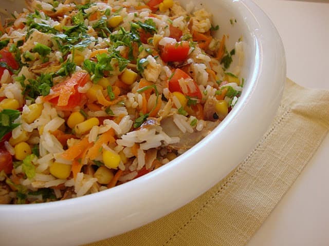 Salada Primavera de Frango e Arroz