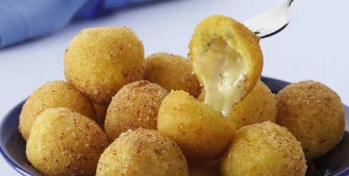 Bolinha de mandioquinha com queijo