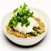 Filé de peixe enrolado em aspargo