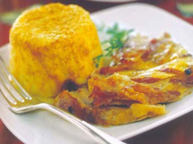 Coxa de peru com bolinho de batata e salsão