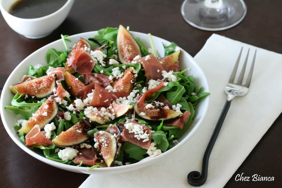 Salada de rúcula com figo e presunto