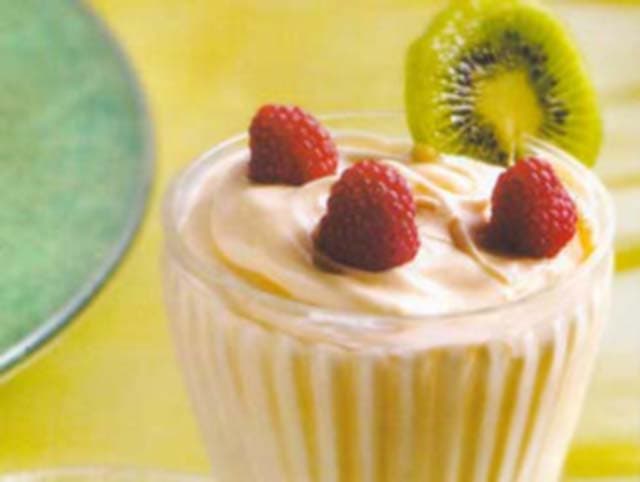 Sorvete cítrico com framboesas e kiwis