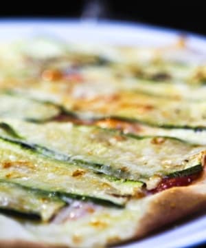 Pizza de Abobrinha com Queijo Brie