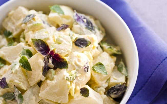Salada de batata com mix de manjericão