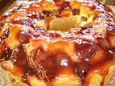 Bolo com uvas pretas frescas