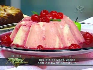 Delícia de maçã verde com calda de groselha