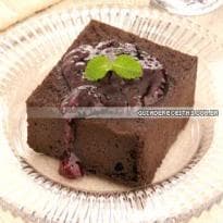Bolo de Chocolate com Calda de Framboesa