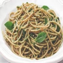 Espaguete integral com pesto de rúcula