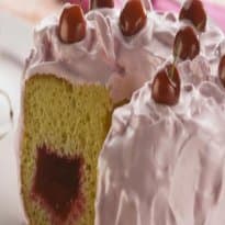 Bolo com gelatina e marshmallow de cereja